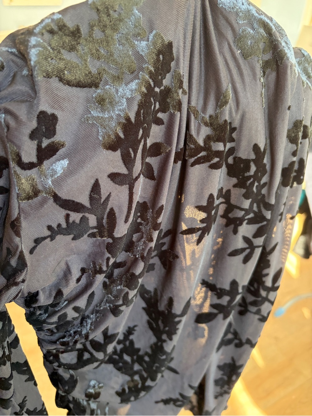 W.A.Y.F Black Floral Velvet Burnout Mesh Ruched Long Sleeve Top Size S - Picture 7 of 9